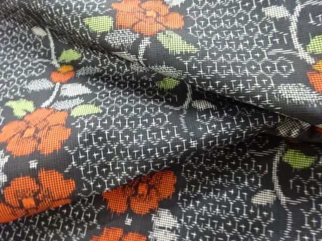  アンティーク　花縞模様織り出し本場村山泥大島紬着物